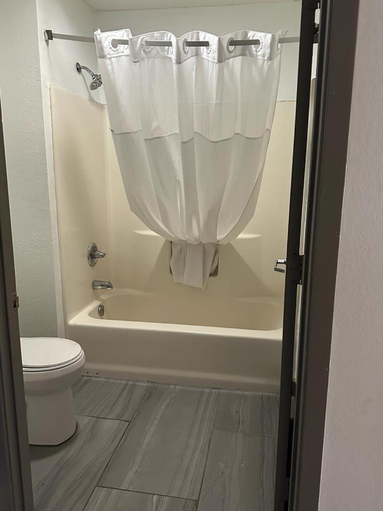 Quality & Decatur I-65 Hotel 2*
